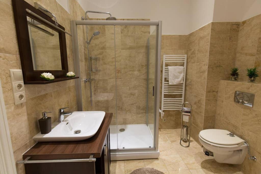 Elegant Apartment With Buda Castle View Budapest Bagian luar foto