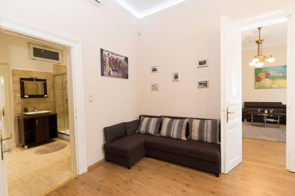 Elegant Apartment With Buda Castle View Budapest Bagian luar foto