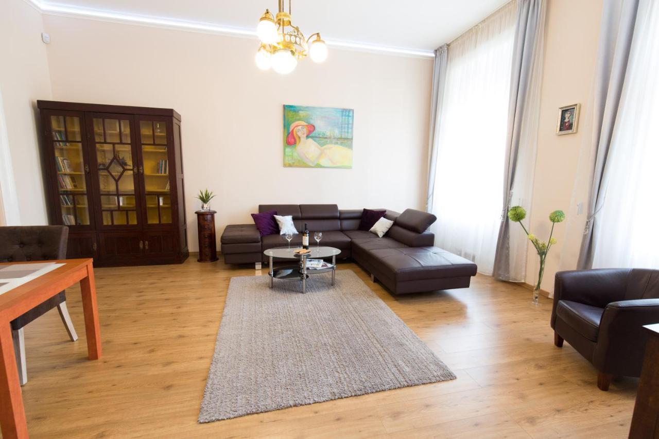 Elegant Apartment With Buda Castle View Budapest Bagian luar foto