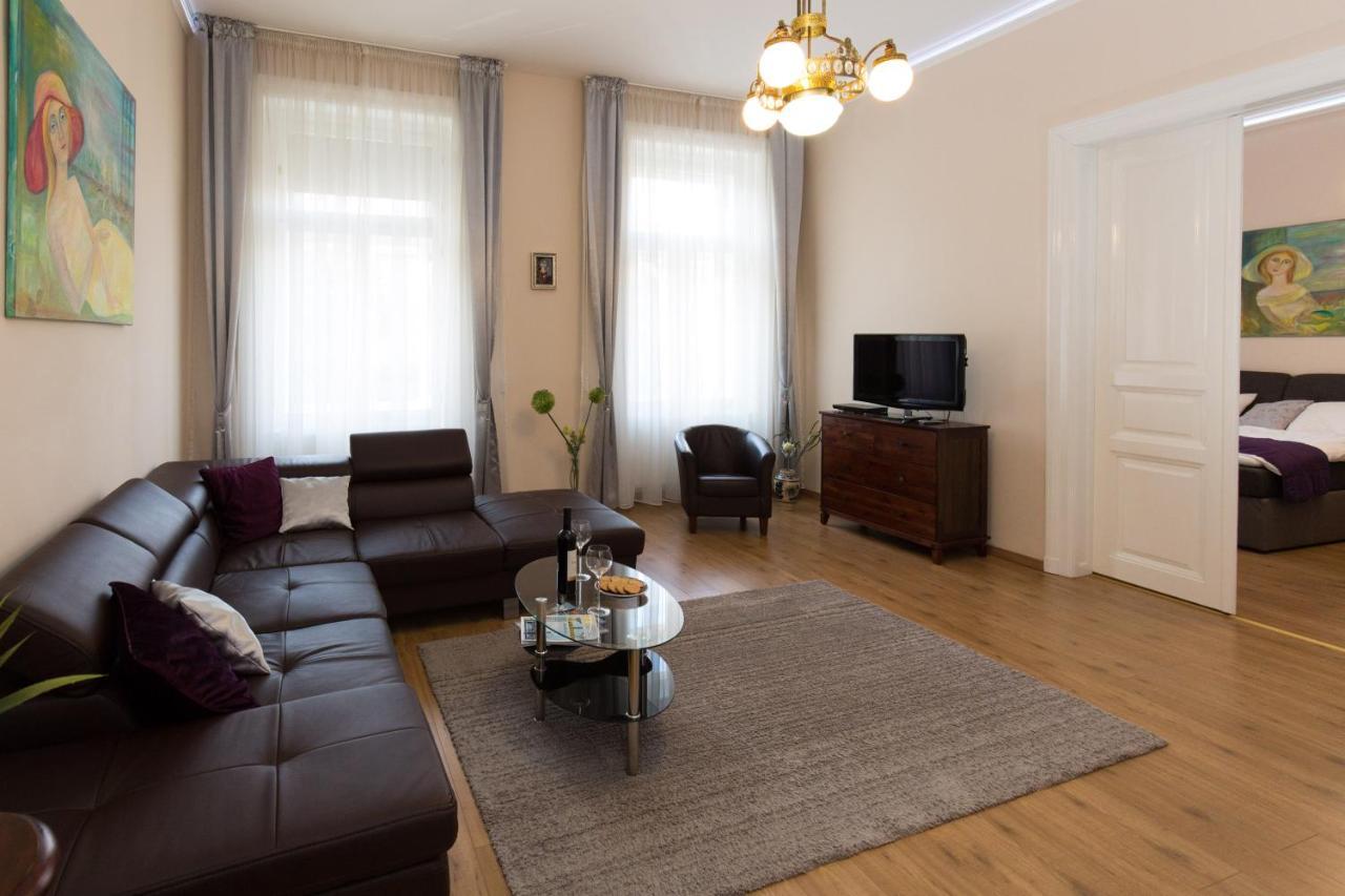 Elegant Apartment With Buda Castle View Budapest Bagian luar foto