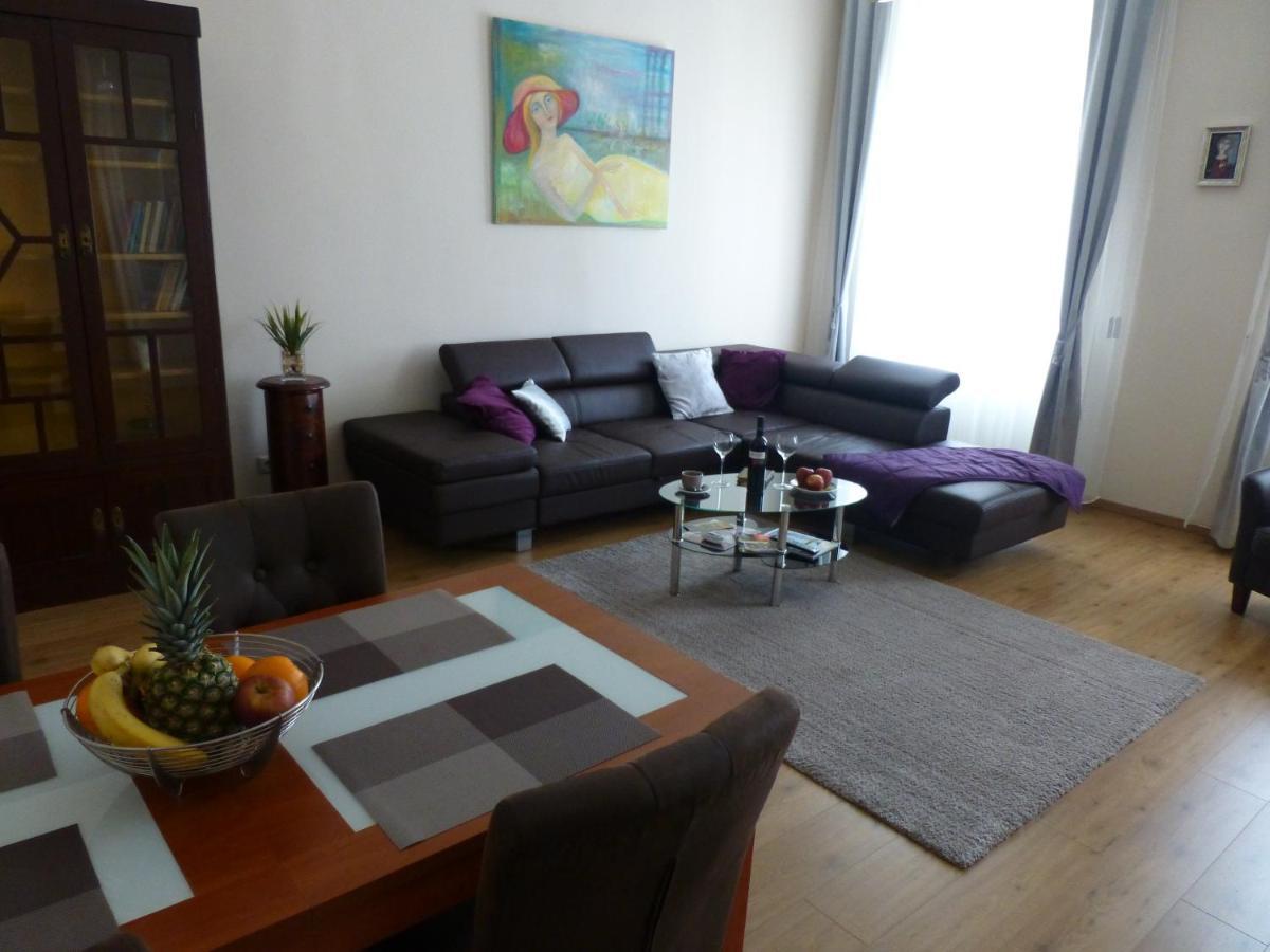 Elegant Apartment With Buda Castle View Budapest Bagian luar foto