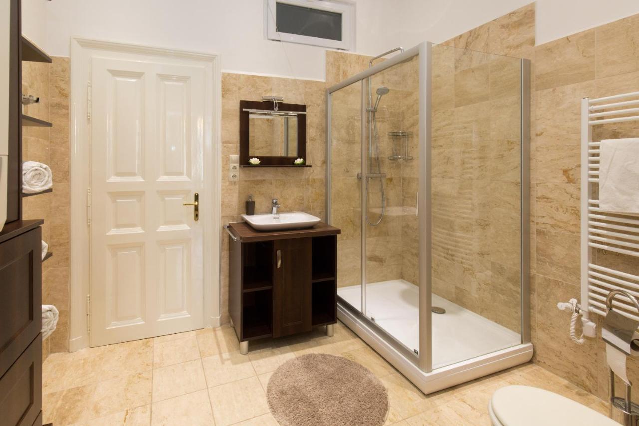 Elegant Apartment With Buda Castle View Budapest Bagian luar foto