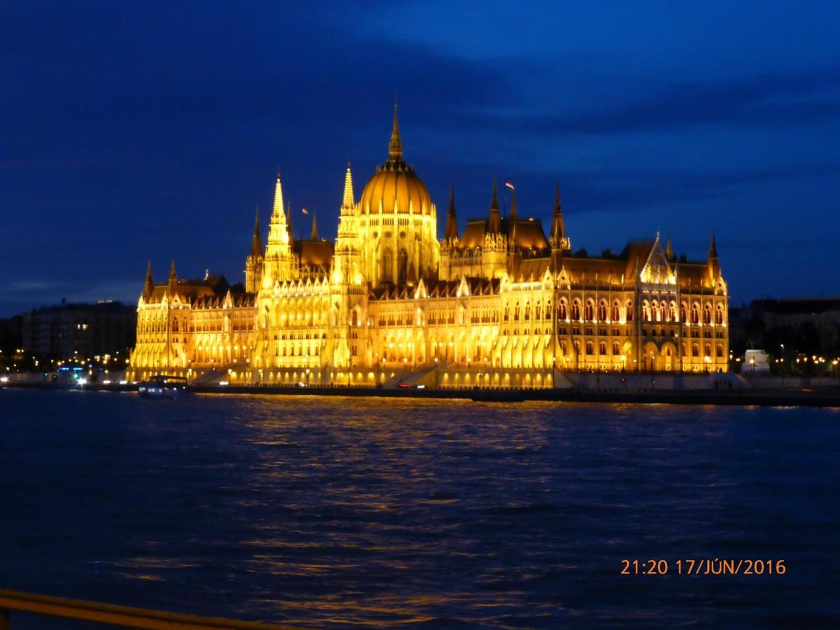 Elegant Apartment With Buda Castle View Budapest Bagian luar foto